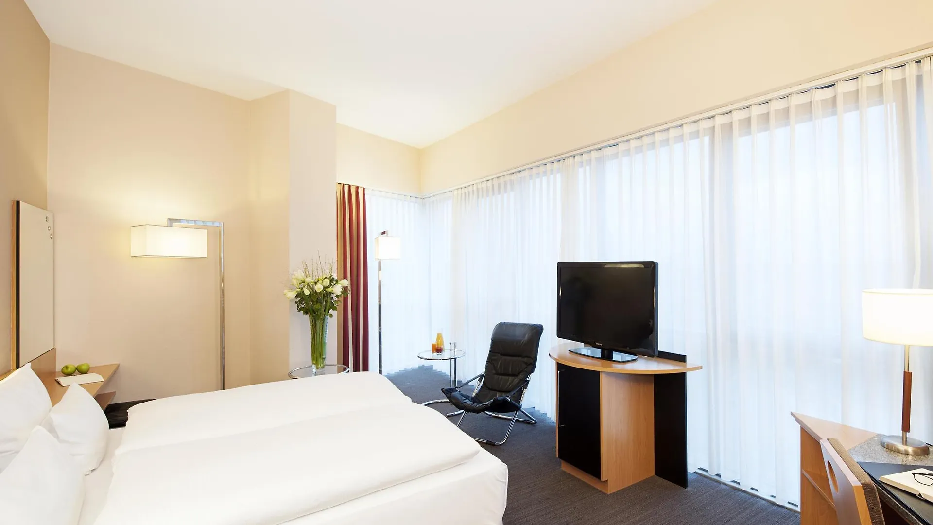 **** Otel Nh Duesseldorf City Almanya